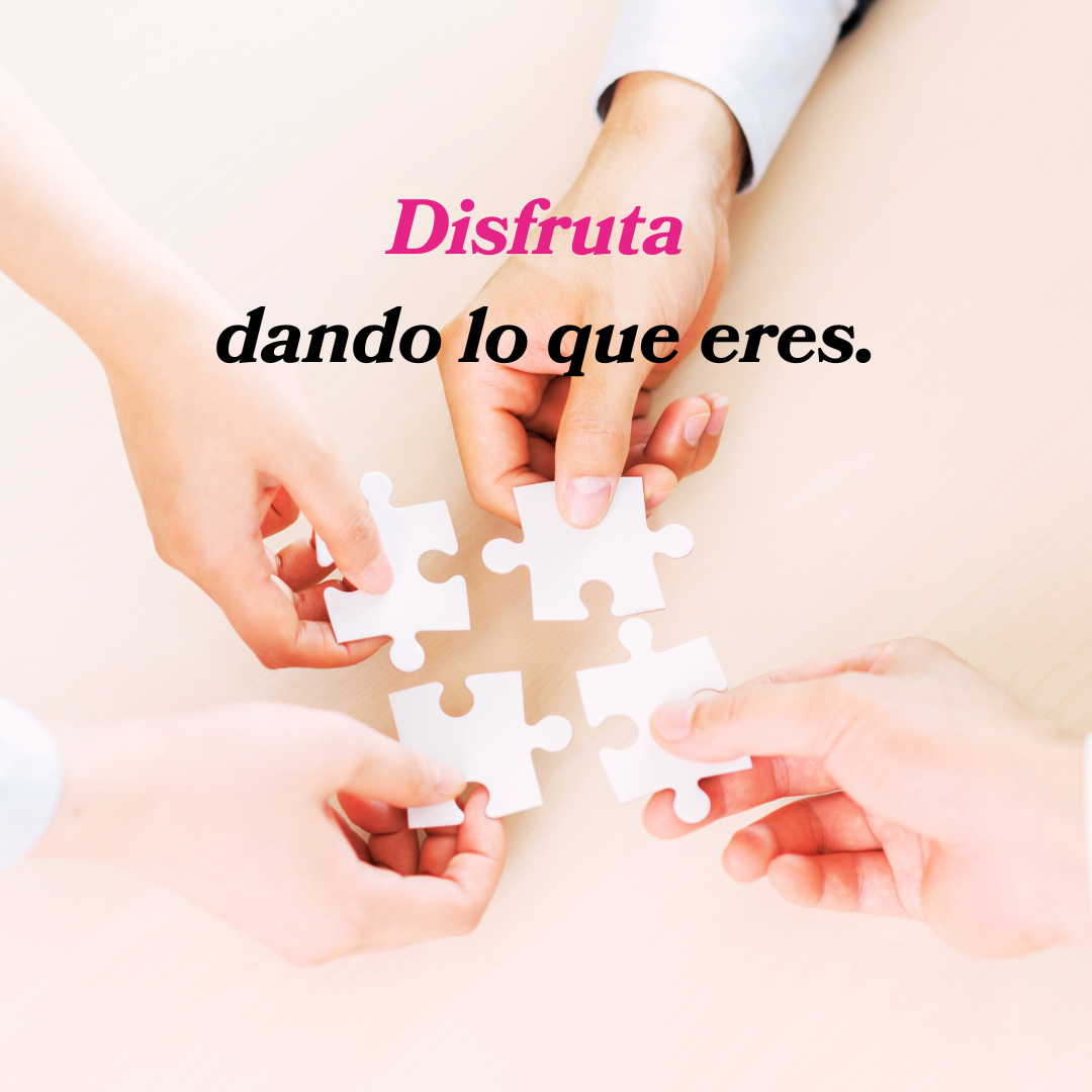 Manos uniendo piezas de rompecabezas, simbolizando la colaboración y el trabajo conjunto para construir una visión común en organizaciones conscientes