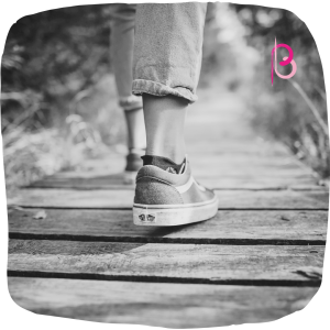 Persona caminando por un camino natural, reflejando el avance consciente hacia una vida con propósito y autenticidad