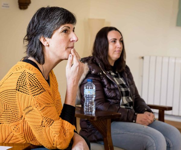 Paloma Borja y participante en sesión reflexiva, cultivando nuevas perspectivas a través del acompañamiento consciente