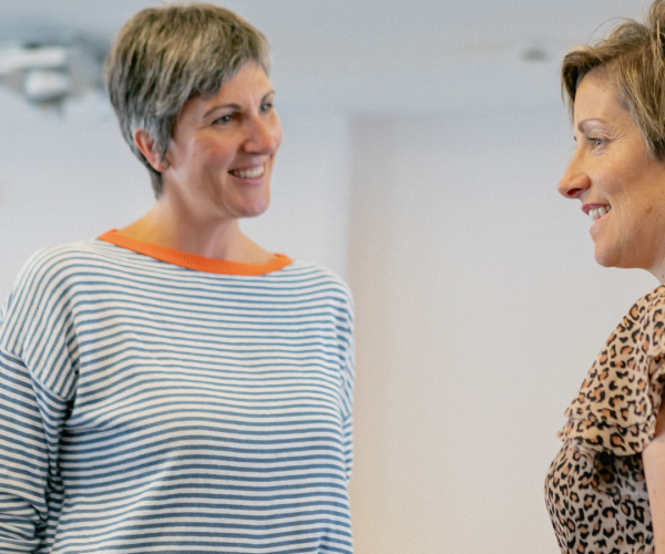 Paloma Borja en conversación cercana durante una sesión de acompañamiento consciente, guiando procesos de desarrollo personal y liderazgo