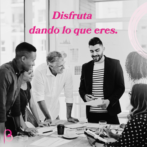 Equipo colaborando en una sesión de desarrollo profesional, reflejando el disfrute de aportar desde el propósito y el liderazgo consciente
