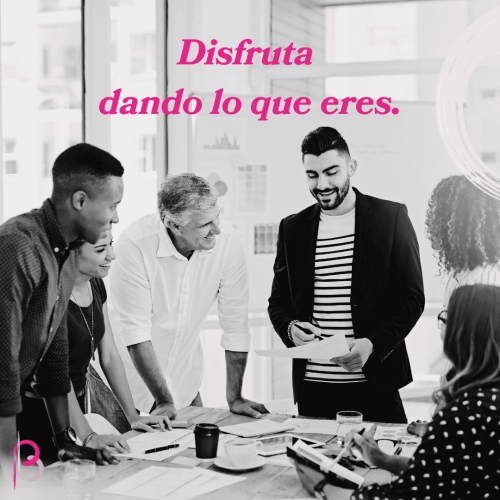 Equipo colaborando en una sesión de desarrollo profesional, reflejando el disfrute de aportar desde el propósito y el liderazgo consciente